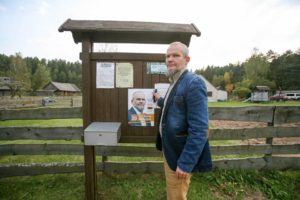Jis labai norėjo būti Seimo nariu, bet jo neišrinko. Užjauskite jį ir paaukokite beglobiams šunims ir katėms. Jiems labiau reikia